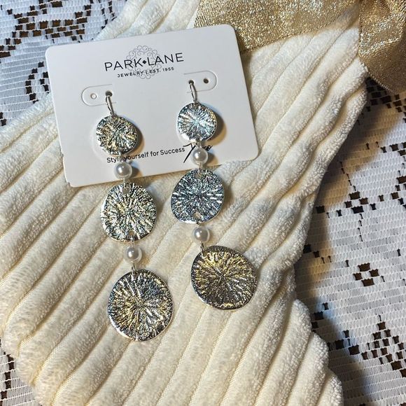 NWT BEACH PARTY WHITE SILVER POLISHED METAL MAREN EARRINGS WHITE GLASS PEARLS - Picture 10 of 10